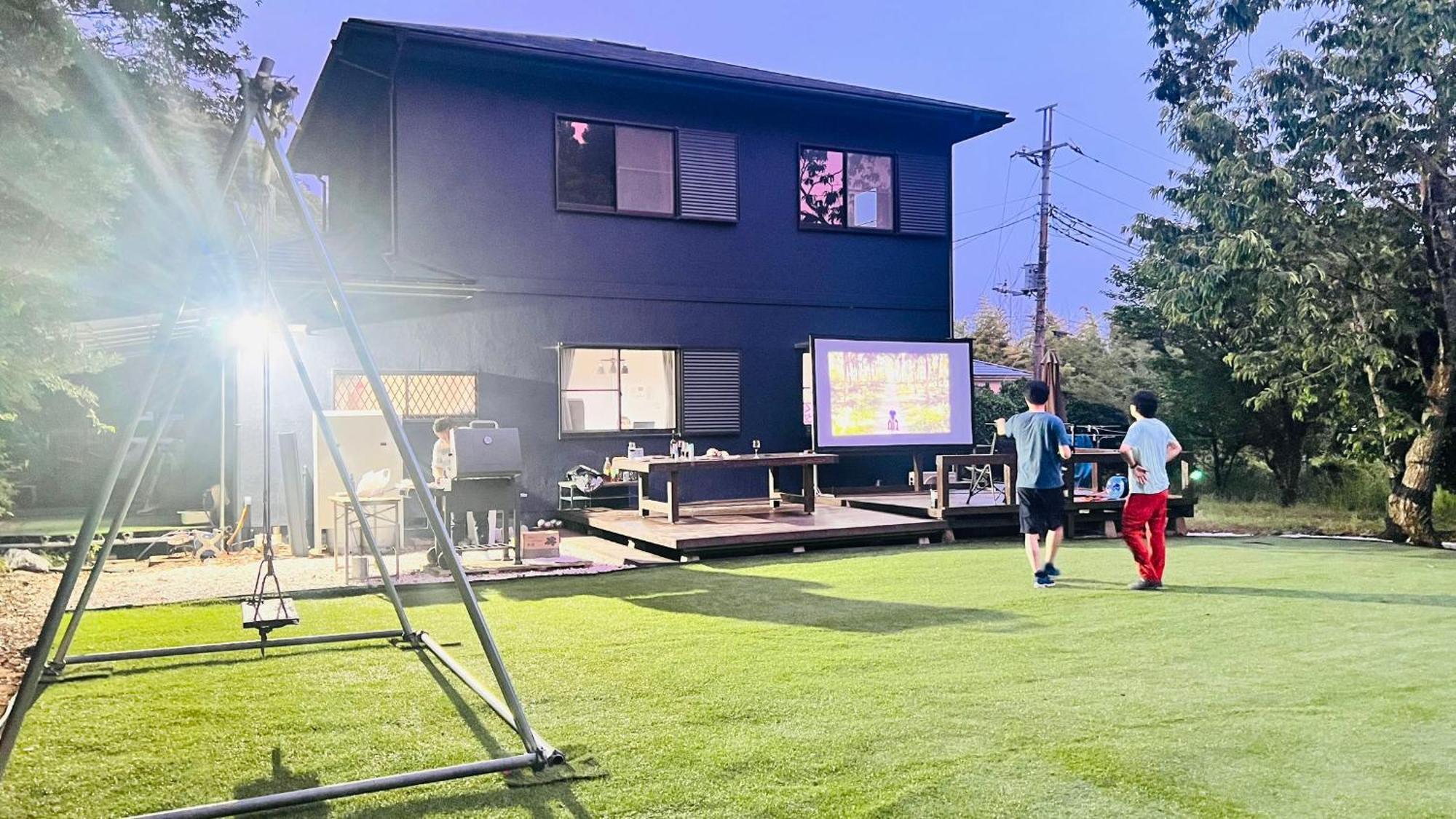 Holiday home 森の香りに包まれたプライベート空間でマイデバイスイマーシブ体験を堪能できる贅沢--blueflow Katsuura